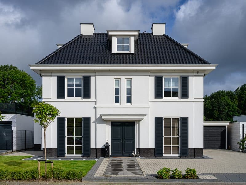 modern herenhuis wit stucwerk met zwart schilddak 1649