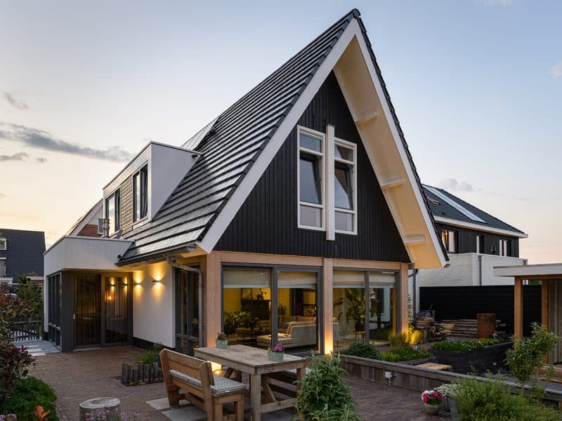 modern landelijke villa wit stucwerk met zwart zadeldak 1505