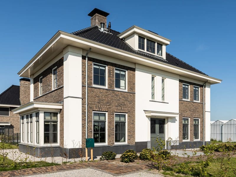 herenhuis baksteen zwartschild dak met wit stucwerk accenten 1546