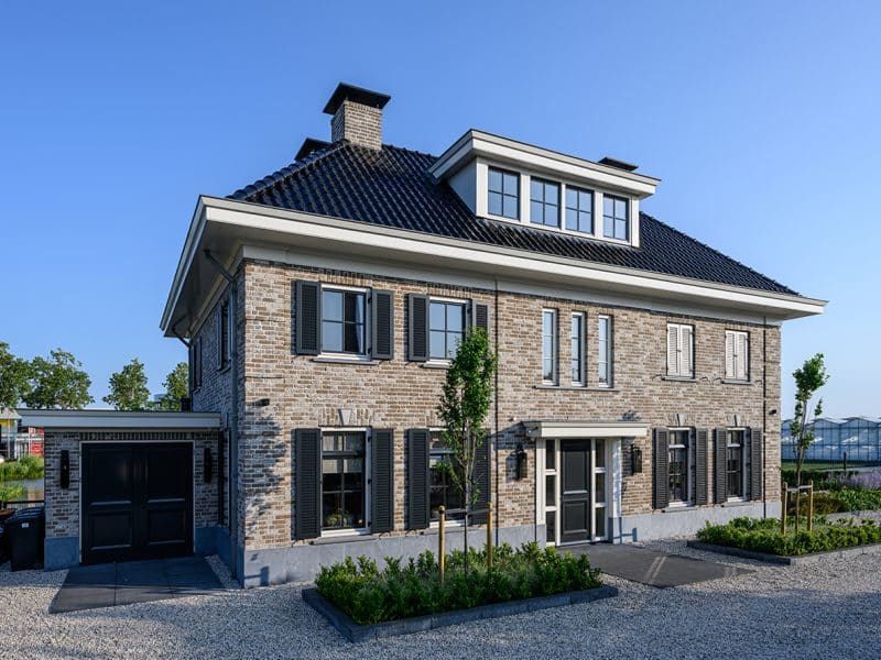 Herenhuis baksteen gevel met garage en zwarte dakpannen 1640
