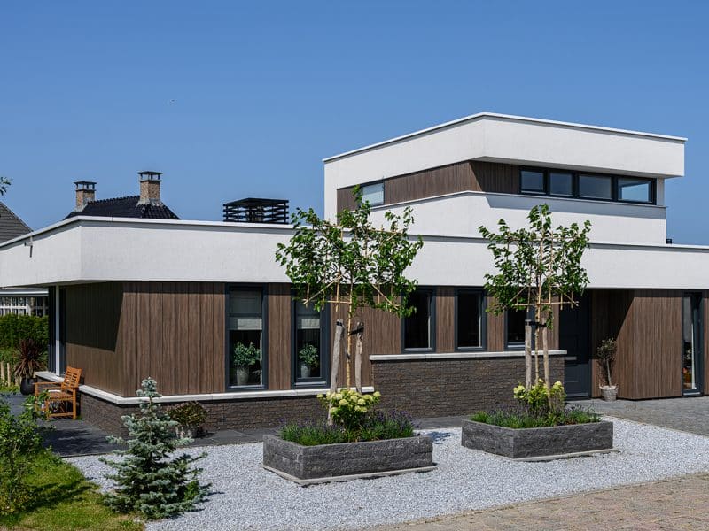 Moderne villa wit stucwerk met baksteen en houten afwerking 1641