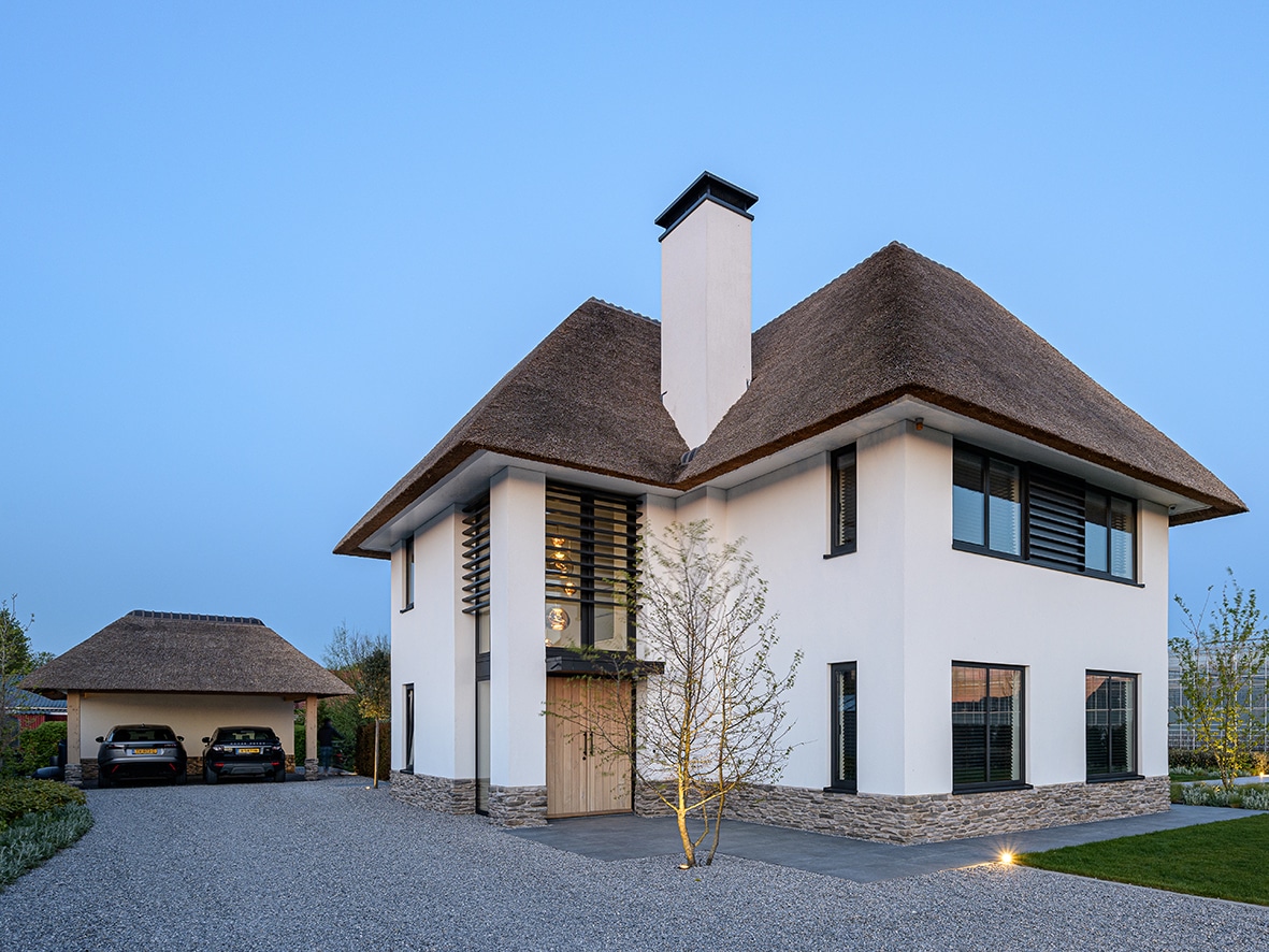 Landelijk moderne villa wit stucwerk met rietdak 1831