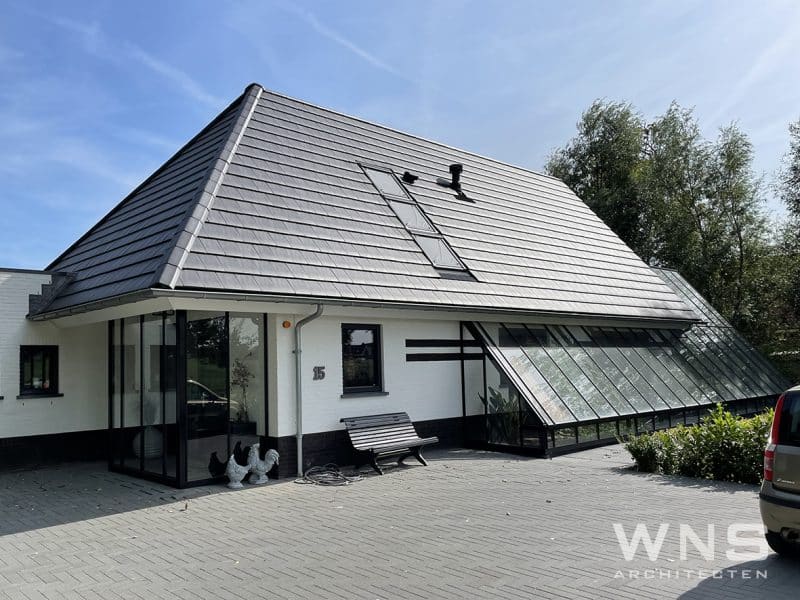 moderne woning schuin zwart dak met kas aanbouw 1816