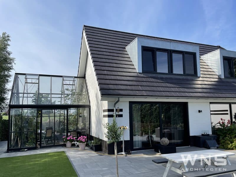 moderne woning schuin zwart dak met kas 1816