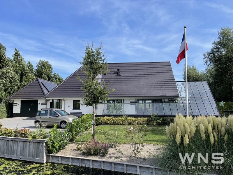 moderne woning schuin zwart dak 1816