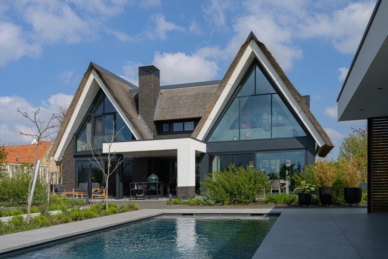 rieten villa zwembad